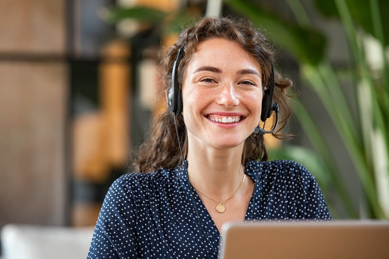 Conseillère Comparateur Assurance souriante